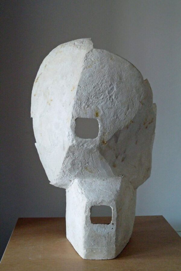 1-MarinavanderKooi-Rechtop achterzijde - cement, 60cm h