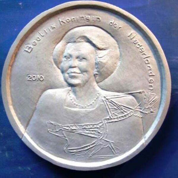3a-Marina van der Kooi- muntontwerp-portret Beatrix