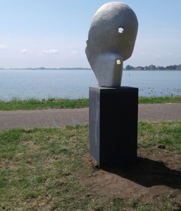 4a-Marina van der Kooi- Zonvanger in Hoorn.-Suncatcher- beton 110 cm h op metalen sokkel