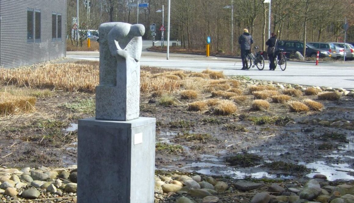 Marina van der Kooi-MAN MET HOND-hardsteen , Wilhelminaziekenhuis-Assen