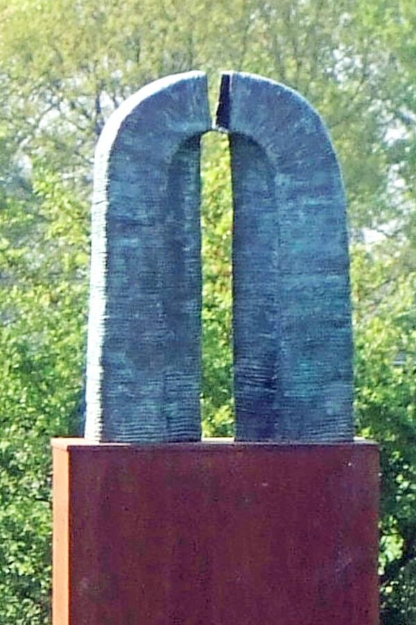 Marina van der Kooi- BIJNA EEN POORT-brons-60 cm h