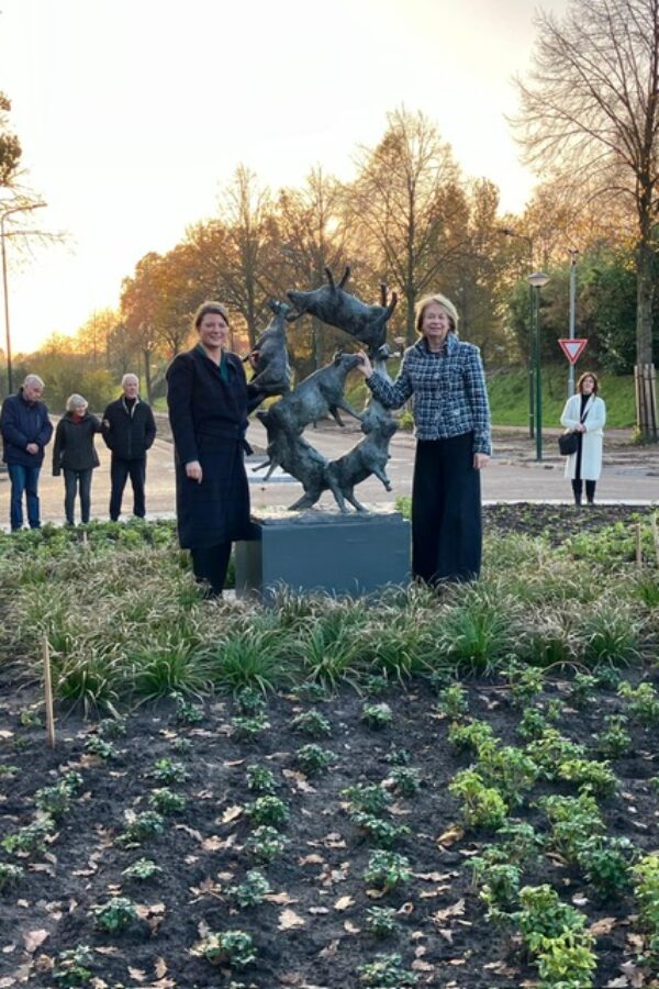 M vanderKooi- bronzen Luchtdans op rotonde