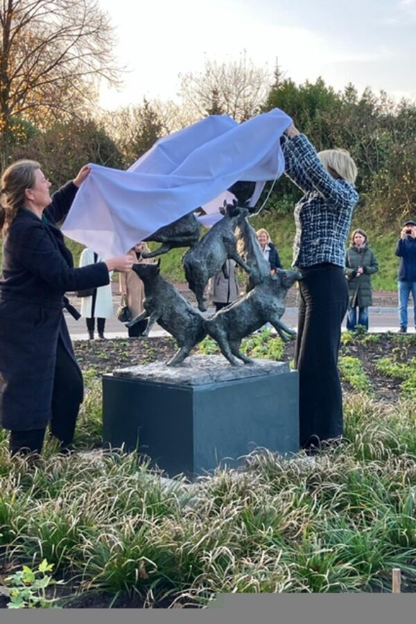 Marina van der Kooi- onthulling LUCHTDANS op rotonde- brons , 140 cm hoog