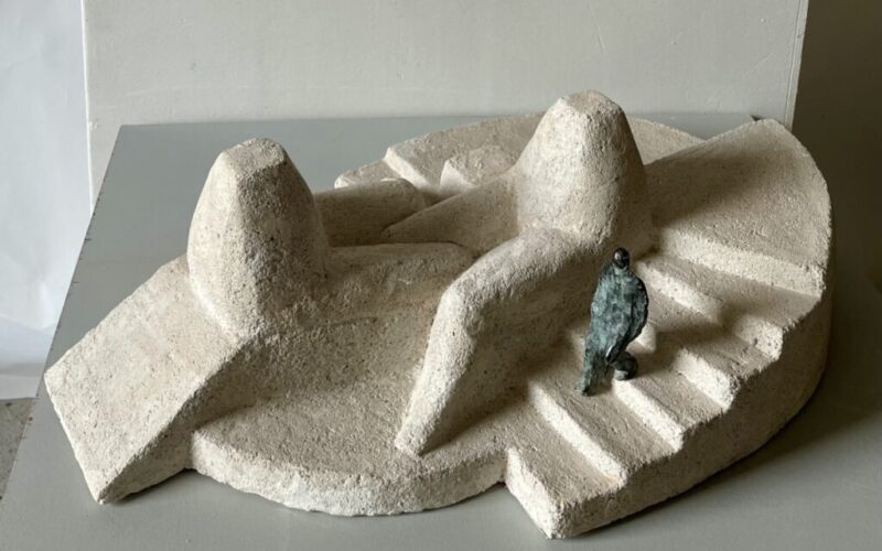 5-Marina vanderkooi- THUIS-Schaalmodel in cement, 60 cm breed, 22 cm hoog.