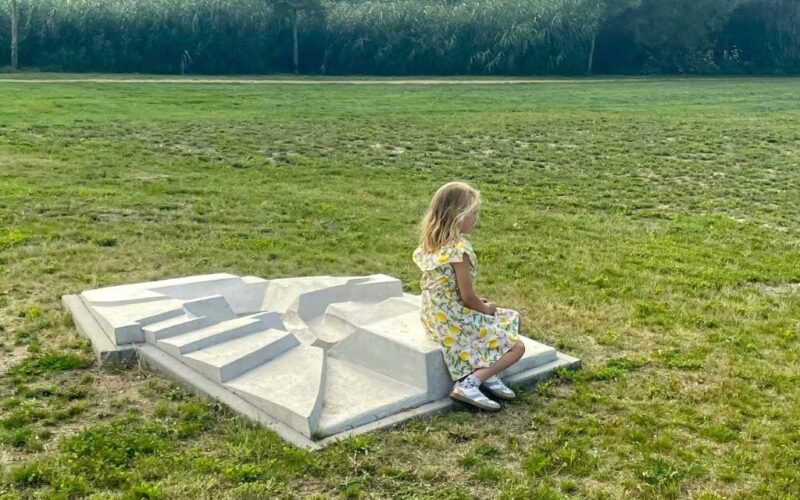 Marina vanderKooi- DE OMGEKEERDE WERELD- beton, nieuwe wijk van Abcoude.